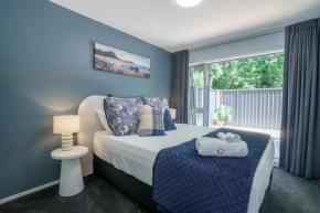 Auckland City Escape Modern Home with Spa Pool